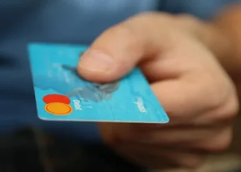 Όχι στην υποχρεωτική χρήση των τραπεζικών καρτών