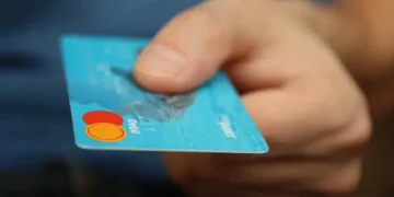 Όχι στην υποχρεωτική χρήση των τραπεζικών καρτών