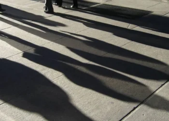 Πολιτικές αποφάσεις και  βιοτική αξιοπρέπεια