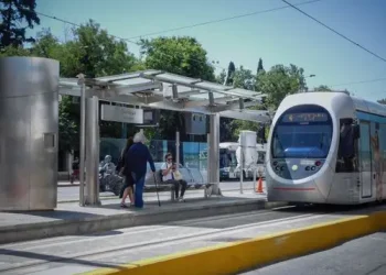 Στον Εισαγγελέα Πειραιά για τις παρανομίες του τραμ