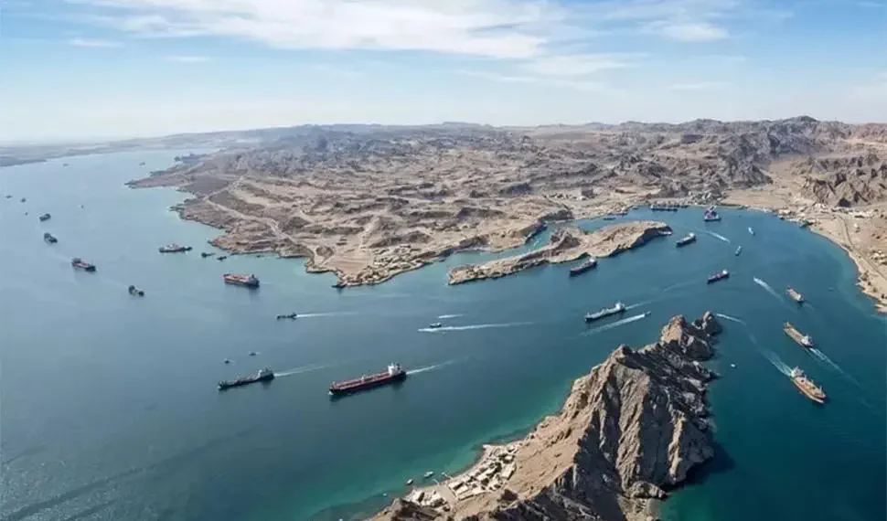 Τα Στενά του Ορμούζ ως Υπερεργαλείο Τρόμου, η Παγκόσμια Απάτη των Καυσίμων και η Αντεπίθεση των Καταναλωτών